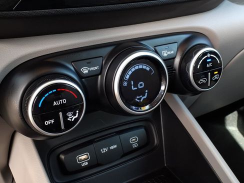 Certified 2025 Hyundai Venue SEL FWD image 23