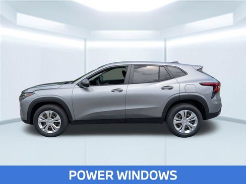 Used 2024 Chevrolet Trax LS w/ Driver Confidence Package FWD image 2