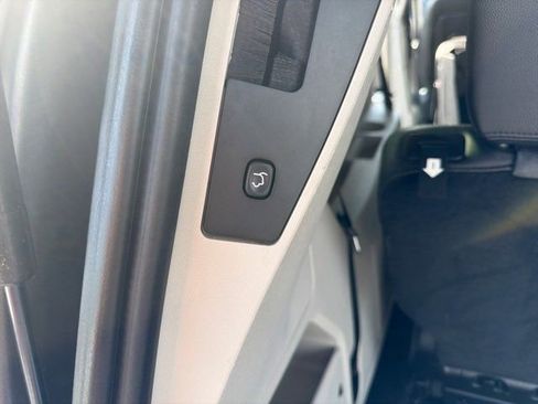 Used 2016 Chrysler Town & Country Touring w/ Driver Convenience Group FWD image 36