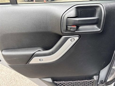 Used 2018 Jeep Wrangler Unlimited Rubicon w/ Connectivity Group image 19