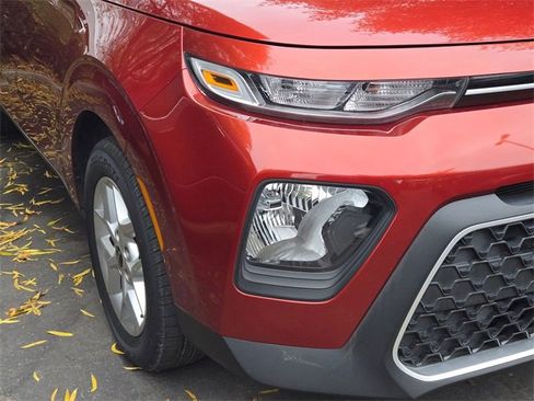 Certified 2022 Kia Soul LX w/ Technology Package image 4