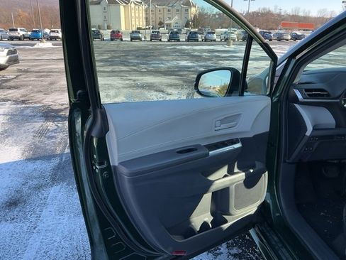 Used 2024 Toyota Sienna LE image 9