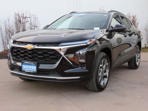 Used 2025 Chevrolet Trax LT w/ LT Convenience Package image 3