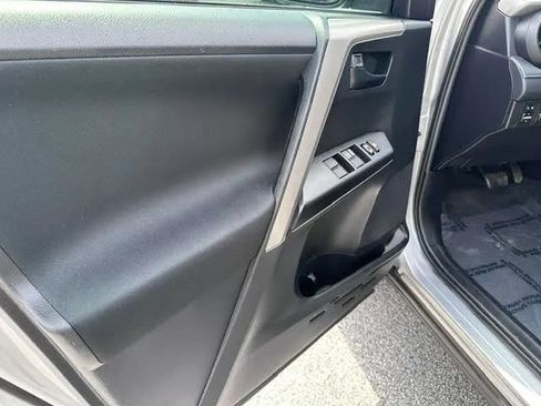 Used 2018 Toyota RAV4 LE FWD image 5
