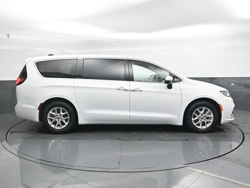 Used 2023 Chrysler Pacifica Touring-L FWD image 3