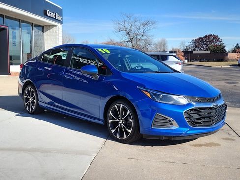 Used 2019 Chevrolet Cruze Premier image 11