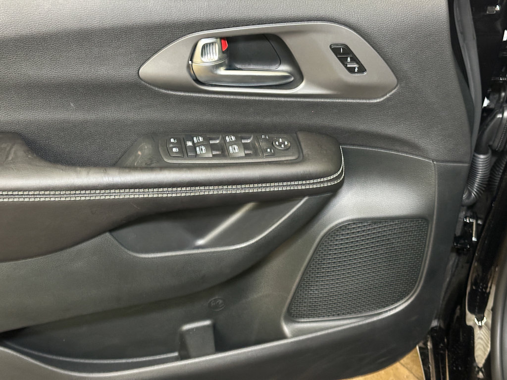 New 2027 Chrysler Pacifica Select AWD/4WD image 18