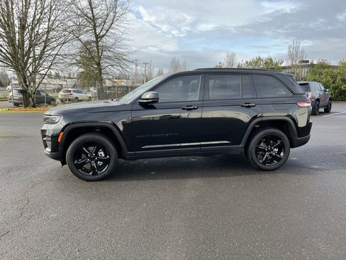 Used 2023 Jeep Grand Cherokee Altitude image 2