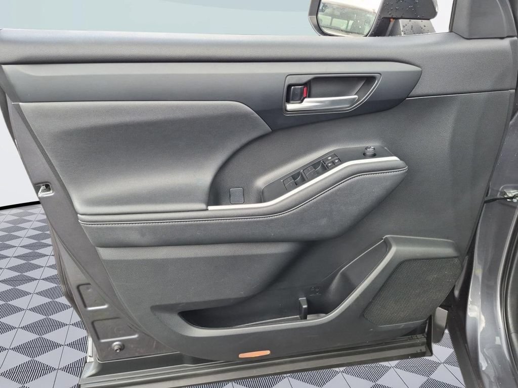 Used 2023 Toyota Highlander XLE FWD image 9