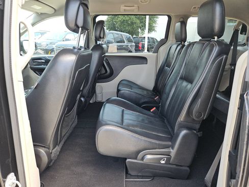 Used 2016 Chrysler Town & Country Touring FWD image 14
