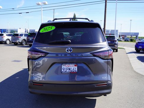 Used 2025 Toyota Sienna XLE image 10