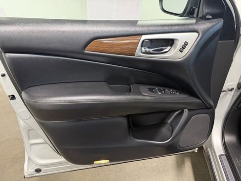 Used 2020 Nissan Pathfinder Platinum image 20