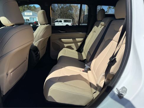 Used 2025 Jeep Grand Cherokee Limited w/ Black Appearance Package image 24