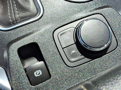 Used 2023 Chevrolet Traverse LT w/ LT Premium Package AWD/4WD image 25