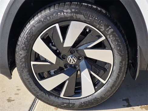 New 2026 Volkswagen Atlas Cross Sport SE image 9