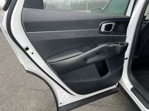 Used 2024 Kia Sorento S image 24