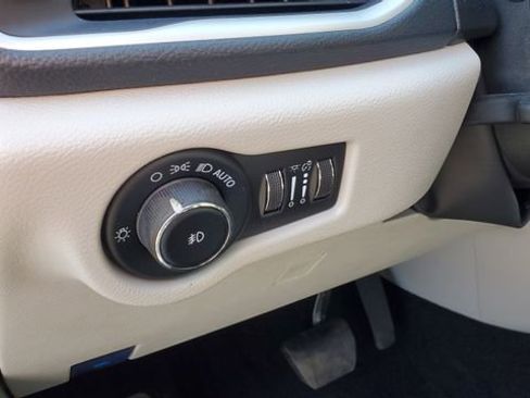 Certified 2023 Chrysler Pacifica Touring-L image 9