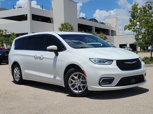 Used 2023 Chrysler Pacifica Touring-L FWD image 31