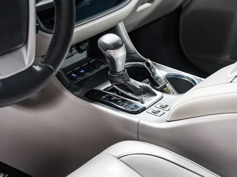 Certified 2019 Toyota Highlander XLE w/ Carpet Mat Package (TMS) FWD image 25