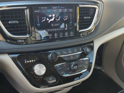 Certified 2019 Chrysler Pacifica Limited w/ Tire & Wheel Group image 19