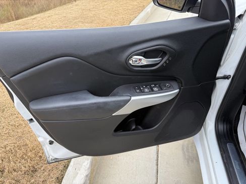 Used 2017 Jeep Cherokee Overland image 23