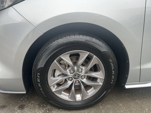 Used 2022 Toyota Sienna XLE AWD/4WD image 23