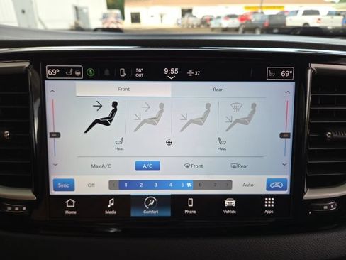 Used 2023 Chrysler Pacifica Touring-L FWD image 14