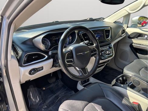 Used 2020 Chrysler Pacifica Touring-L FWD image 6