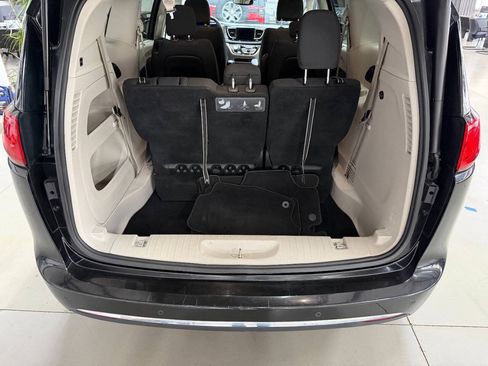 Used 2020 Chrysler Pacifica Touring w/ Advanced Safetytec Group FWD image 9