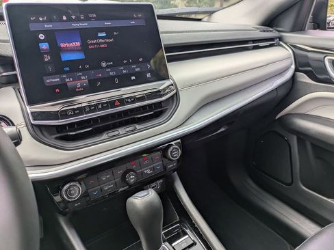 Used 2025 Jeep Compass Limited image 20