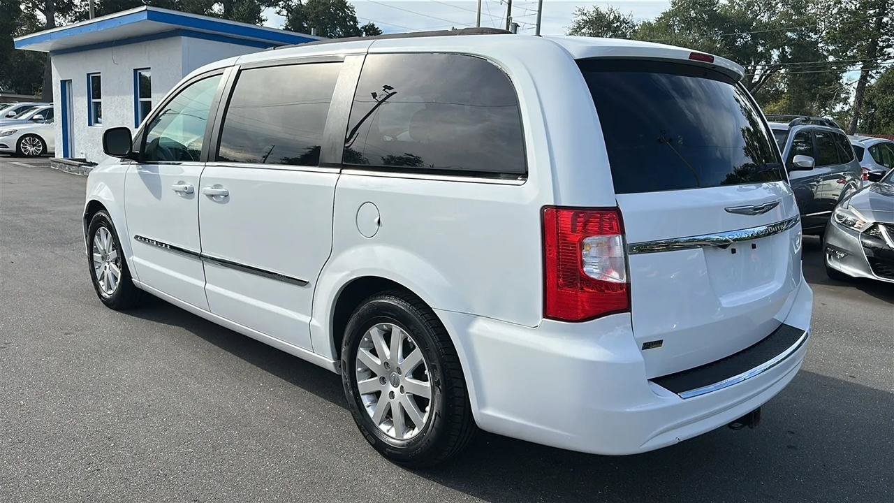 Used 2016 Chrysler Town & Country Touring FWD image 11