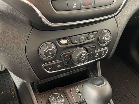 Used 2019 Jeep Cherokee Trailhawk w/ Cold Weather Group AWD/4WD image 8