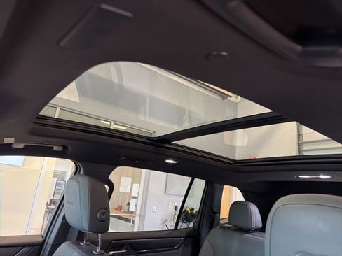 Used 2025 GMC Acadia AT4 w/ Luxury Package image 2