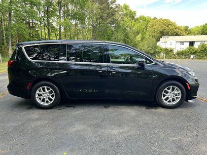 Used 2025 Chrysler Pacifica Select