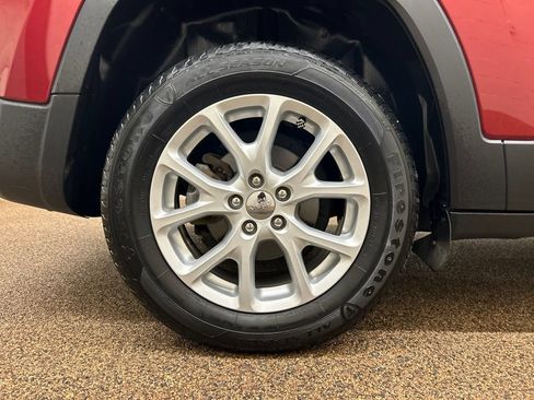 Used 2016 Jeep Cherokee Sport FWD image 27