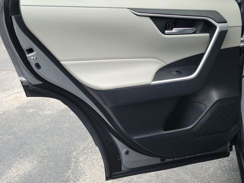 Used 2020 Toyota RAV4 XLE FWD image 14
