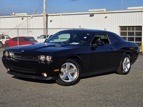 Used 2009 Dodge Challenger SE image 2