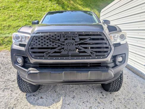 Used 2017 Toyota Tacoma SR AWD/4WD image 3