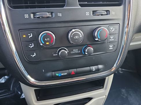 Used 2017 Dodge Grand Caravan SE FWD image 21