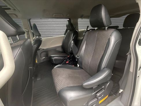 Used 2012 Toyota Sienna SE FWD image 21