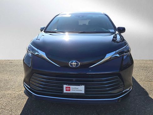 Certified 2025 Toyota Sienna Platinum image 8