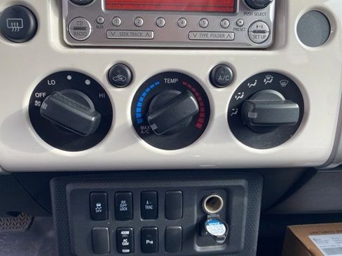 Used 2014 Toyota FJ Cruiser 4WD image 32