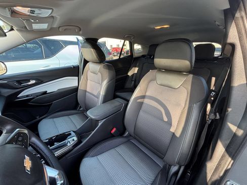 Used 2025 Chevrolet Trax LT w/ LT Convenience Package FWD image 35