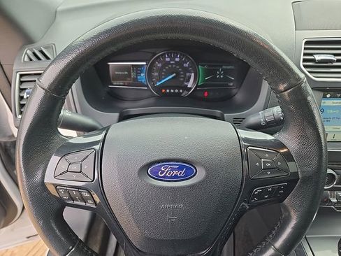 Used 2018 Ford Explorer XLT w/ Equipment Group 202A image 4