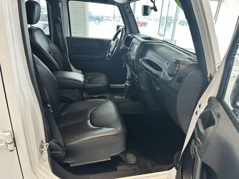 Used 2015 Jeep Wrangler Unlimited Sahara image 17