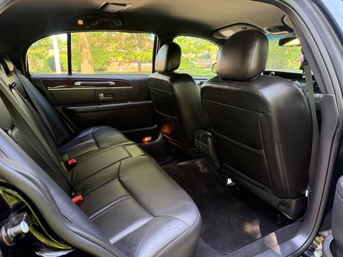 Used 2006 Lincoln Town Car Signature L RWD image 15