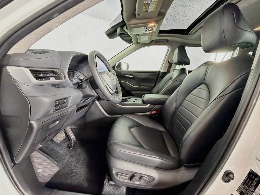Used 2023 Toyota Highlander XLE AWD/4WD image 12