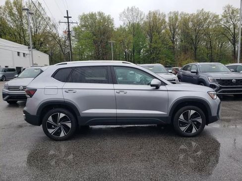 New 2025 Volkswagen Taos SE AWD/4WD image 3