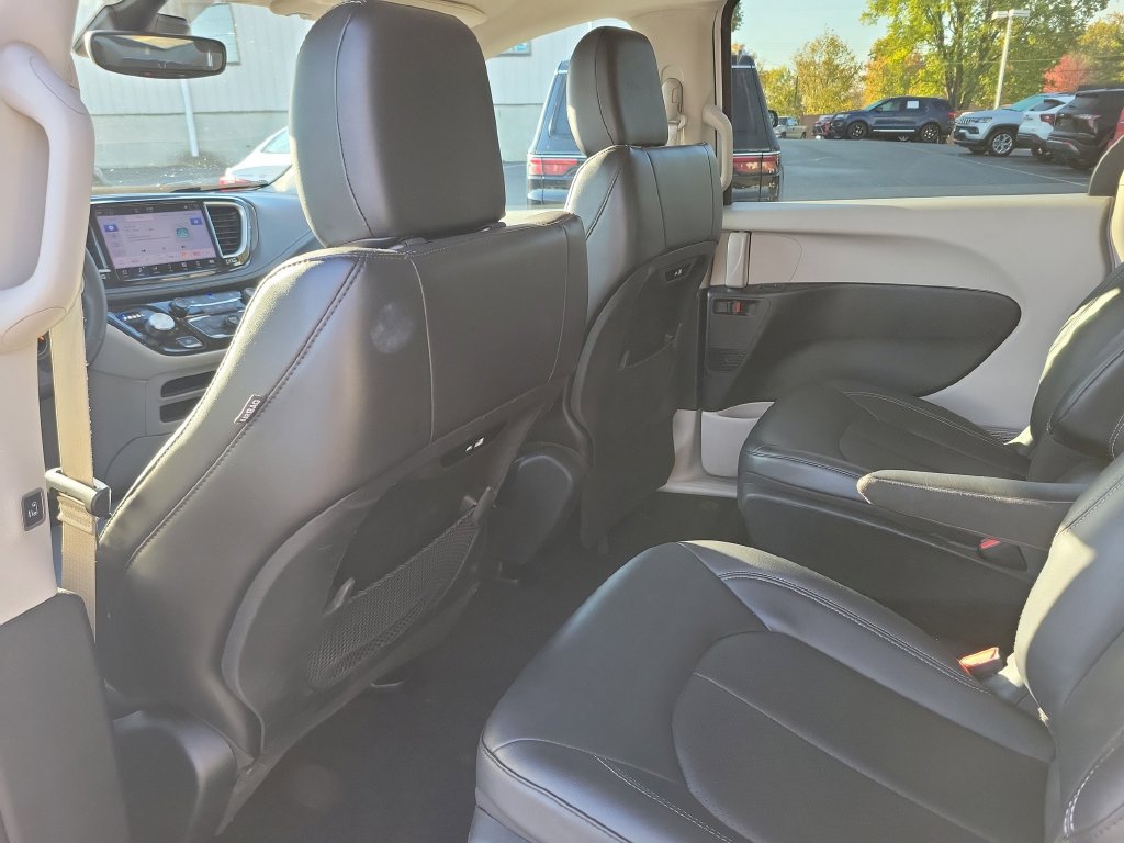 Used 2024 Chrysler Pacifica Limited FWD image 18