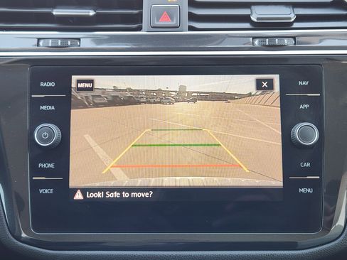 Used 2018 Volkswagen Tiguan SEL Premium image 18